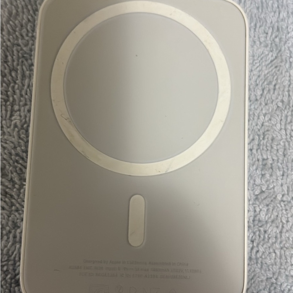 Apple MagSafe Wireless Charger in White and Silver
